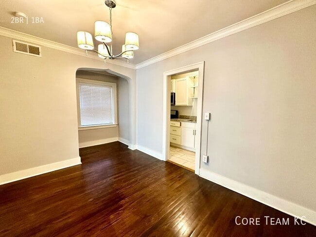 Building Photo - 710 W 48th St