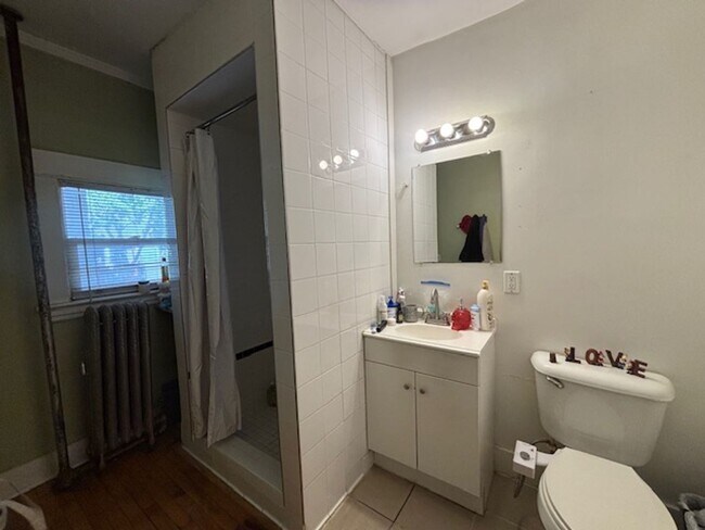 Building Photo - 2 BR/1 BA Apartment in a Great Minneapolis...