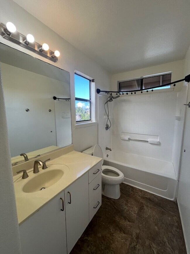 Building Photo - Move In Ready- 4 Bd, 3 Ba- Available Now i...