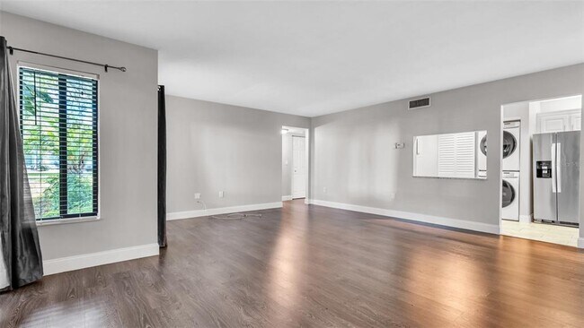Building Photo - 2568 Pine Ridge Way S