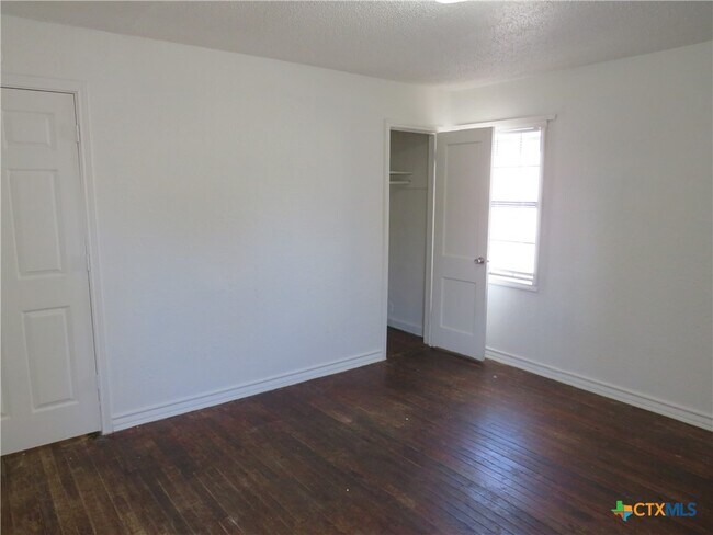 Building Photo - 1305 S 5th St