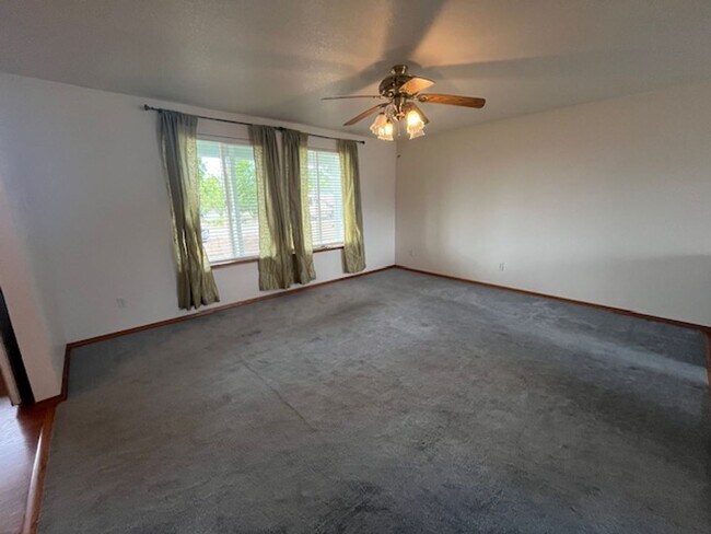 Building Photo - 3 Bedroom 2.5 Bath Dayton OR