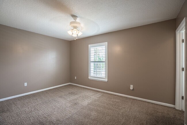 Building Photo - Beautiful 2 story home with fireplace