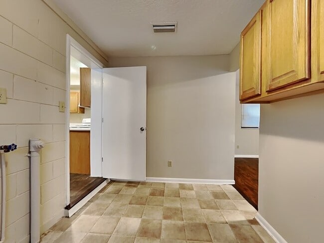 Building Photo - 7593 Sharbeth Dr S