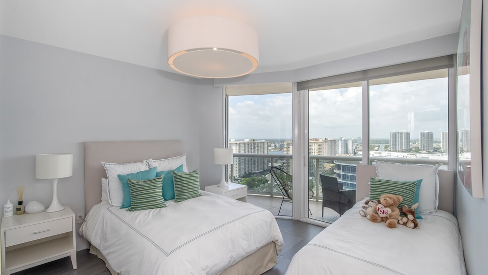 3rd Bedroom w/ 2 beds - 17555 Collins Ave