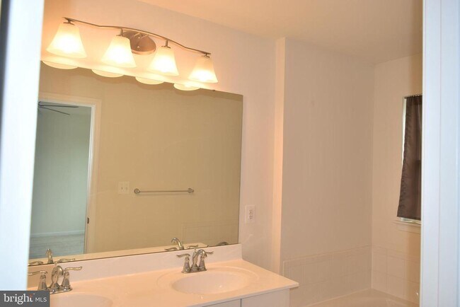 Building Photo - 8659 Rosecrans Ln