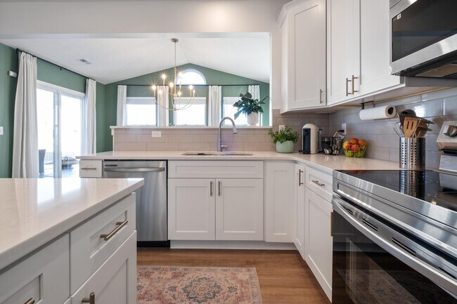 Building Photo - 484 Creekside Dr