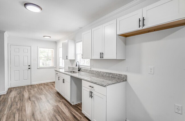 Building Photo - 4036 N Lake Forest Dr