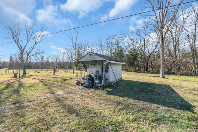 Building Photo - AVAILABLE NOW! 3 BEDROOM 2 BATHROOM HOME O...