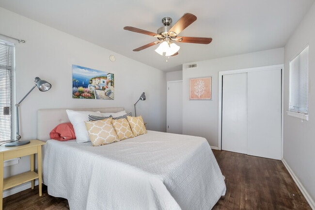 Building Photo - 418 Saratoga Dr