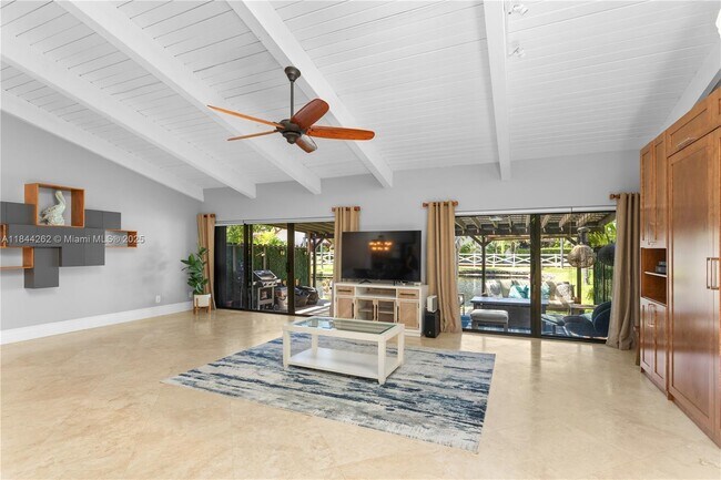 Building Photo - 2665 Parkview Dr S