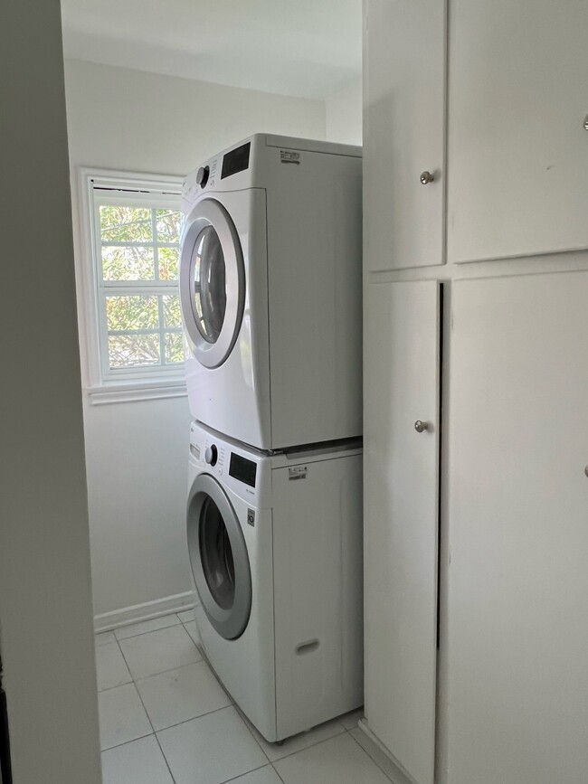 washer and dryer in unit - 1242 Devon Ave