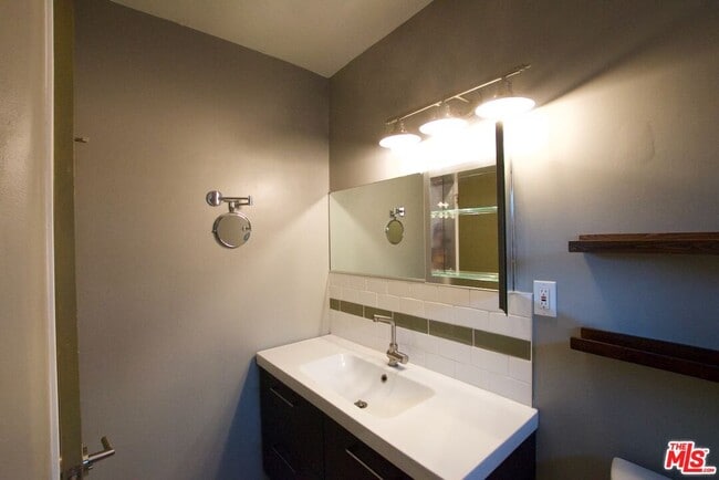 Building Photo - 2341 Meadowvale Ave