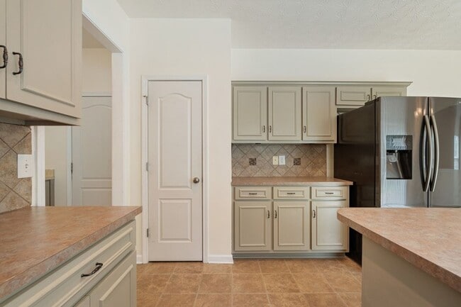 Building Photo - 4 Bedrooms, 2.5 Baths almost 2600 sf Cul-de-sac on over half acre!!!