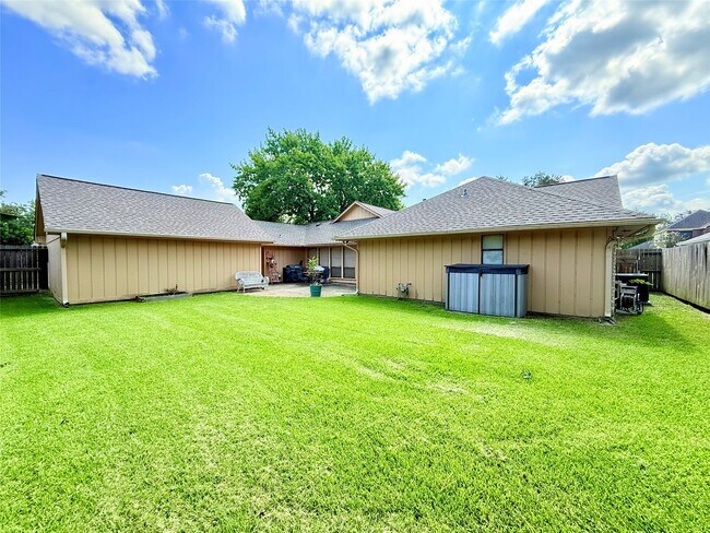 Building Photo - 2702 Pinehill Dr E