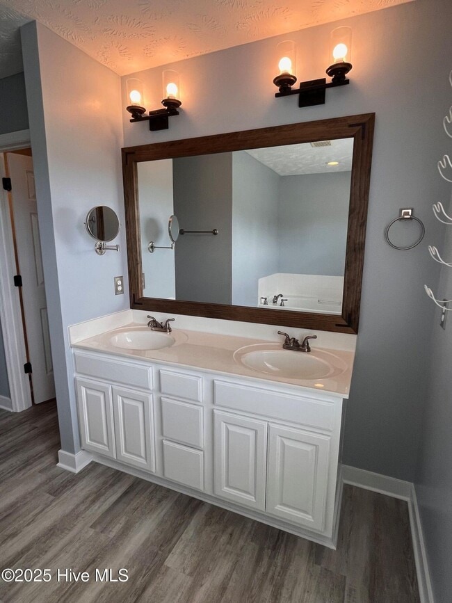 Building Photo - 204 S River Dr