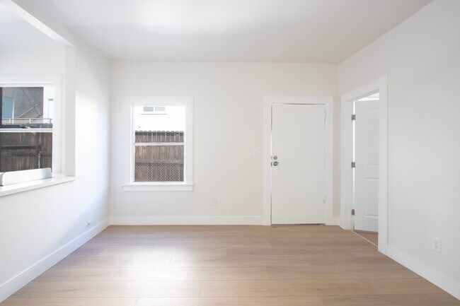 Building Photo - 1918 Grace