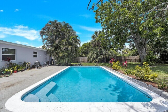 Building Photo - 716 Lund Cir