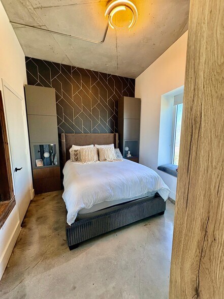 Building Photo - 10 SW South River Dr