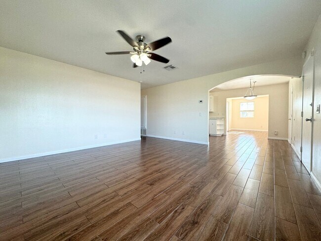 Building Photo - AVAILABLE NOW!! 3 Bed / 2 Bath Home in Des...
