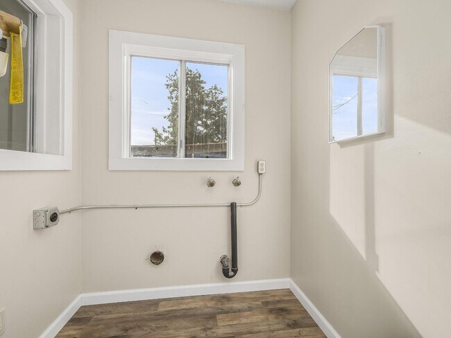 Building Photo - 2140 E Floradora Ave