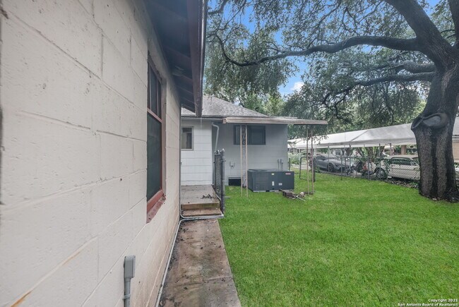 Building Photo - 327 E Whittier St