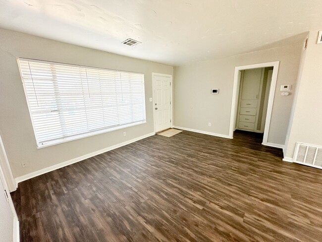 Building Photo - Move in ready - 3 Bed - 1 Bath!