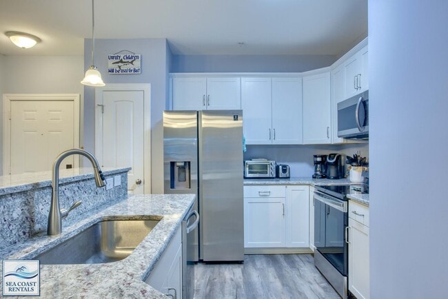 Building Photo - PET FRIENDLY FURNISHED 3-12 MONTH AVAILABLE