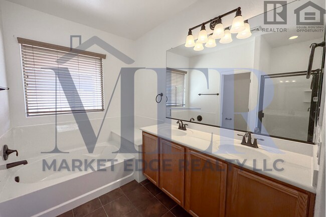 Building Photo - 3Bed/2Bath House in Buckeye! Ready for Immediate Move-In! -- FENCED-IN YARD!