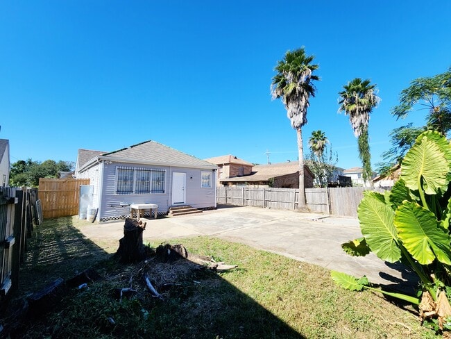 Building Photo - 2333 Pauline St