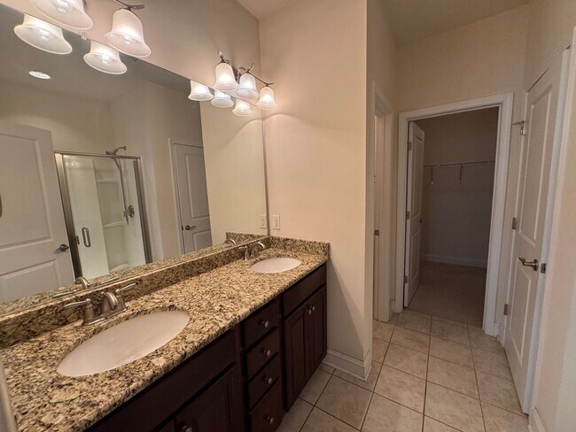 Building Photo - Your Franklin dream rental is here—4 bedrooms, a huge bonus, two en-suites, and an unbeatable loc...