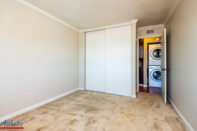 Building Photo - Lovely Condo | Remodeled Kitchen | Central...