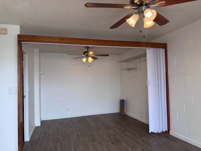 Building Photo - Studio in Liliha - Down the road from Lili...