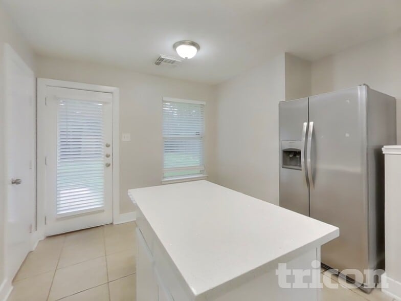 Building Photo - 18167 Woodsdale Ct