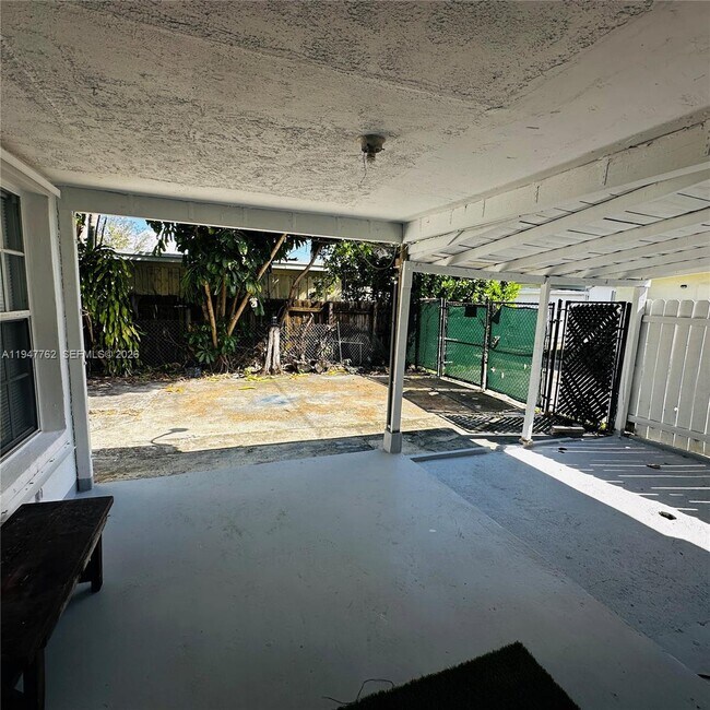 Building Photo - 732 Moffett St