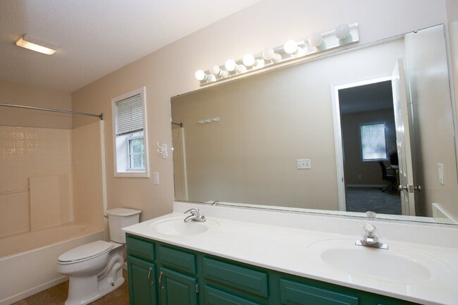 Building Photo - Charming 3 Bedroom, 2,5 Bath home with hug...