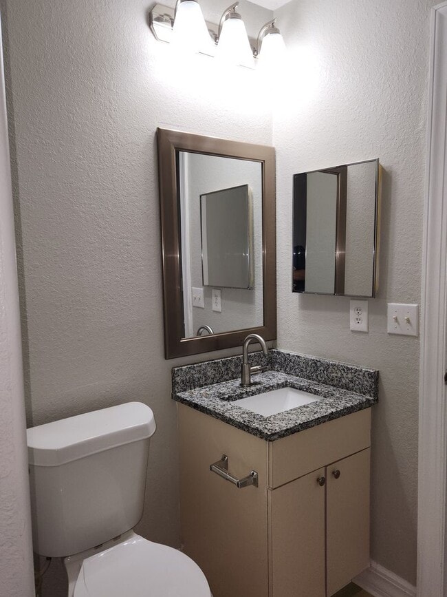 Building Photo - 827 NE 23rd Terrace