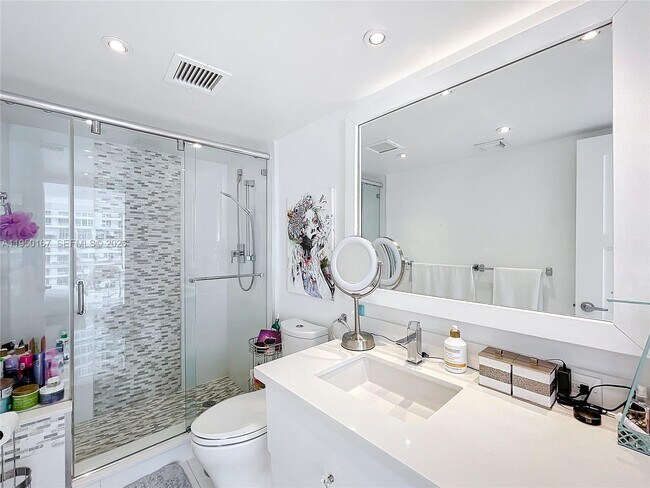 Building Photo - 600 NE 36th St