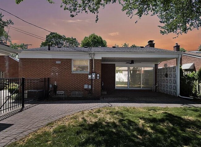 Building Photo - EXQUISITE Hillside Home