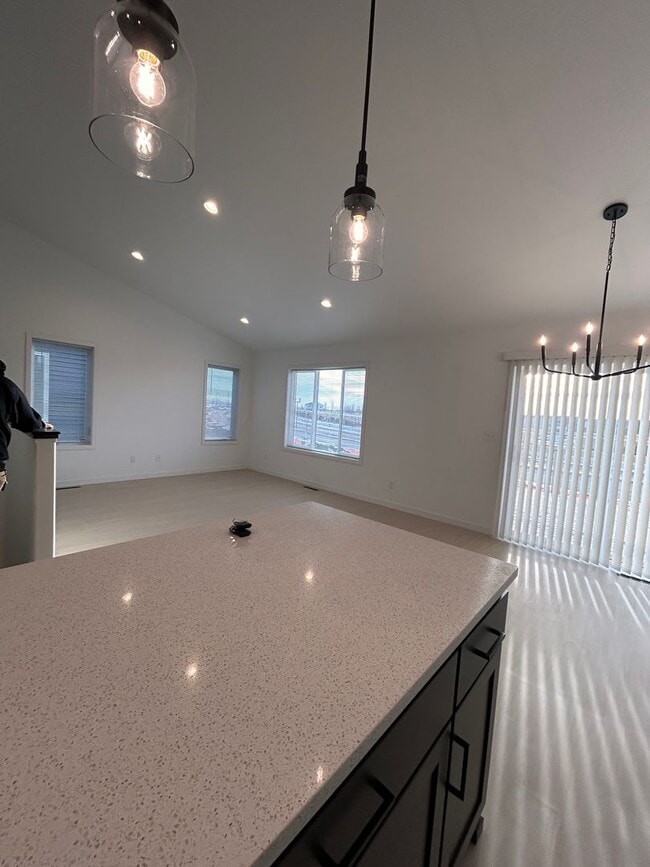 Building Photo - 3 Bed 3 Bath Townhome