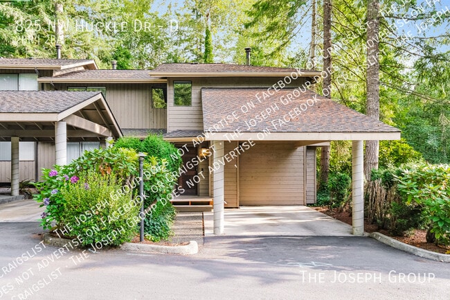 Primary Photo - 825 NW Huckle Dr