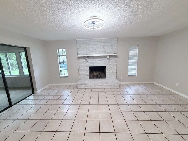 Building Photo - 2139 Parker Rd