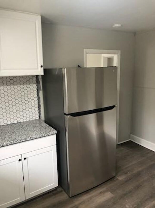 Building Photo - 2 bedroom home on large lot