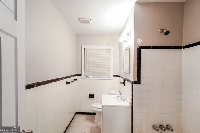 Building Photo - 3135 Robin Rd