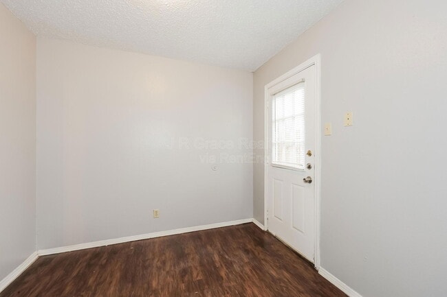 Building Photo - 5905 Shadydell Dr