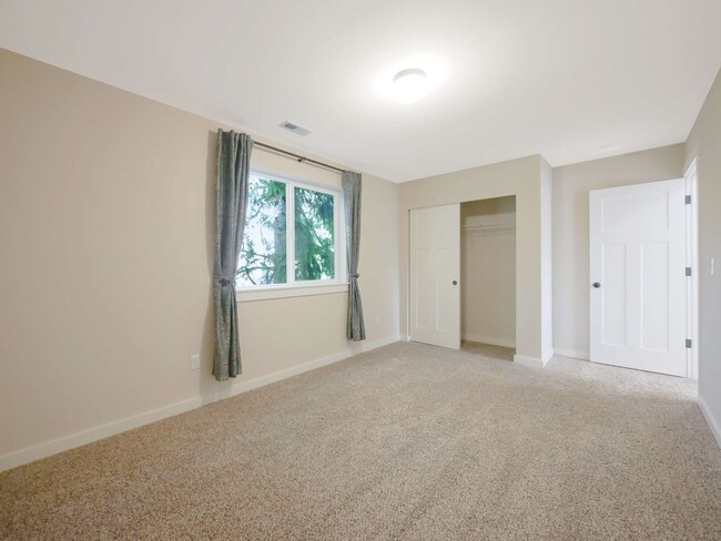 Building Photo - 3 Bed, 2.5 Bath Beautiful Single-family Av...