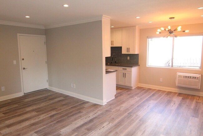 Building Photo - 1450 S Bundy Dr