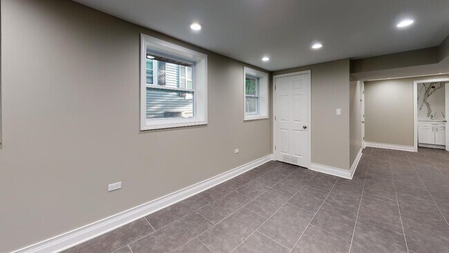 Building Photo - 1366 Cavell Ave