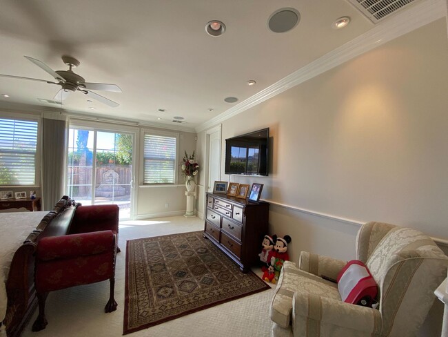 Building Photo - Gorgeous, Luxury and Furnished 3 bed 3 bat...