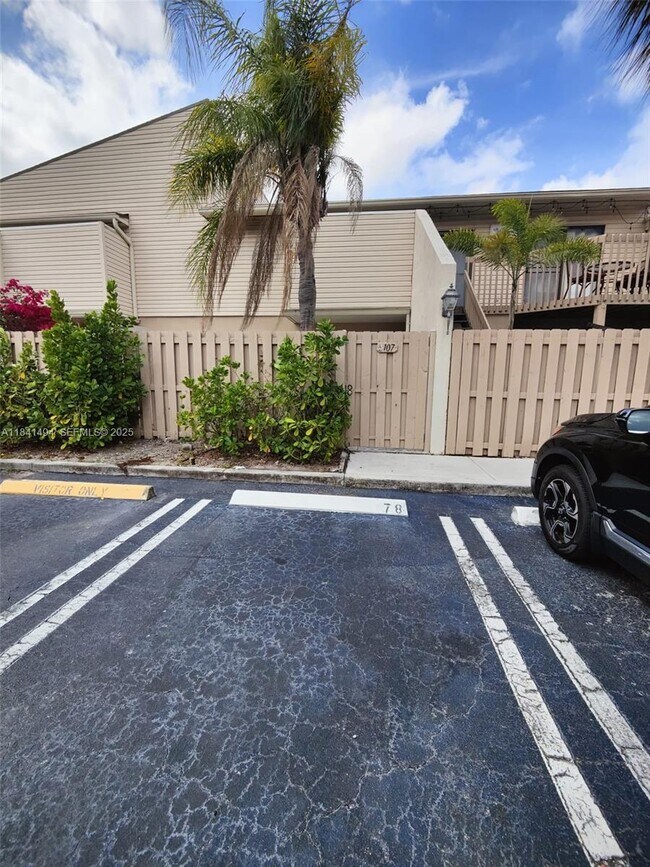 Building Photo - 616 Executive Center Dr